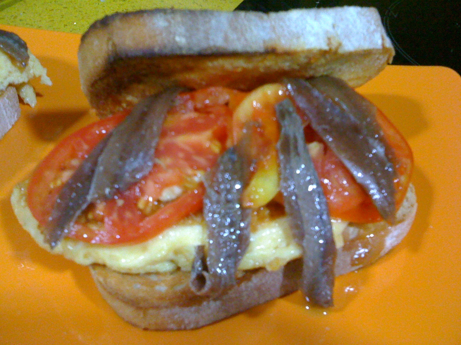 Bocadillo de Anchoas con tomate y tortilla francesa